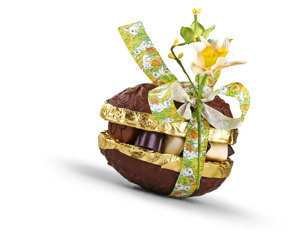 チョコレートのイースターエッグと白い背景の上の弓とプラリネ — ストック写真