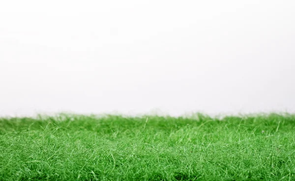 흰색 배경에 고립 된 가짜 녹색 잔디 파노라마. — 스톡 사진