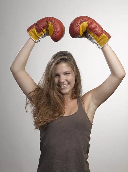 スポーツの若い女性は手袋をボクシング、フィットネス女の子スタジオ翔の顔 — ストック写真