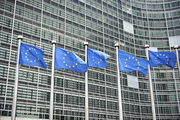 Bandiere europee davanti all'edificio Berlaymont, sede centrale — Foto Stock