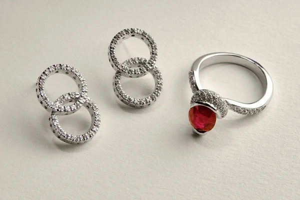 Rubinowy pierścień i kolczyk — Zdjęcie stockowe
