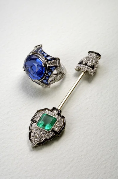 Stijlvolle Vintage sieraden en juwelen met ring en broche — Stockfoto