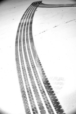 Grunge siyah lastik izini beyaz zemin üzerine