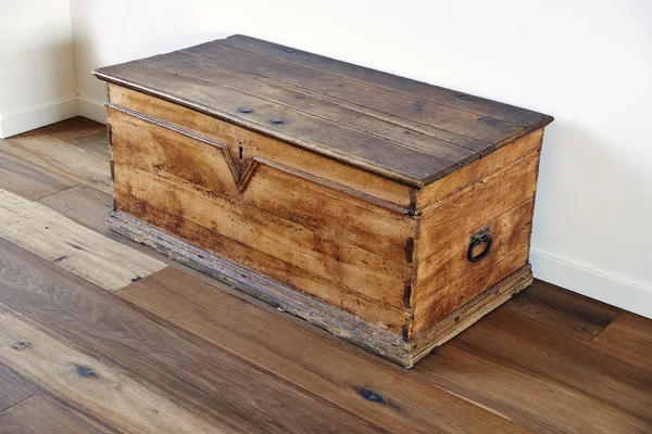 Vintage wooden chest — Stock Photo, Image