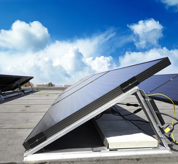 Panel solar contra el cielo azul — Foto de Stock