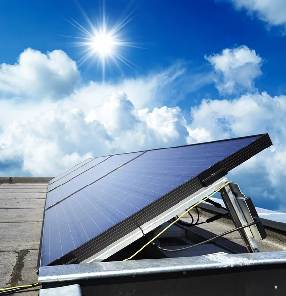 Solární panel proti modré obloze — Stock fotografie