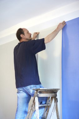adam duvar kağıdı koyarak