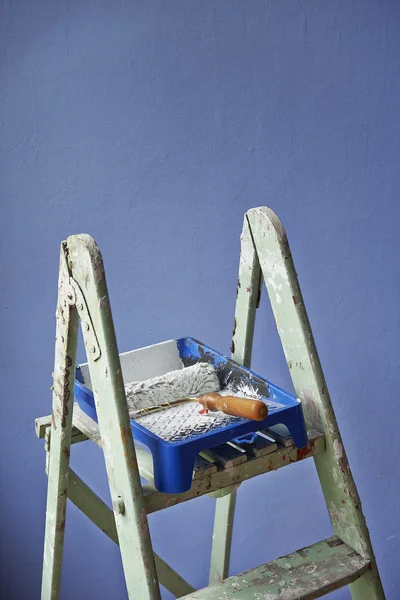 Escalera, lata de pintura y rodillo de pintura — Foto de Stock