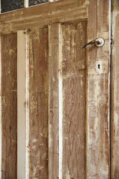 Uma pintura de descascamento close-up na porta de madeira — Fotografia de Stock