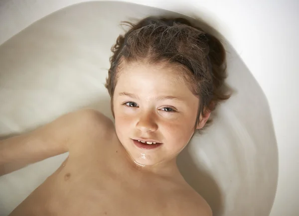 Çocuk evde banyoda — Stok fotoğraf