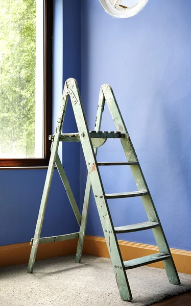 Melhoria da casa com escada e parede azul — Fotografia de Stock