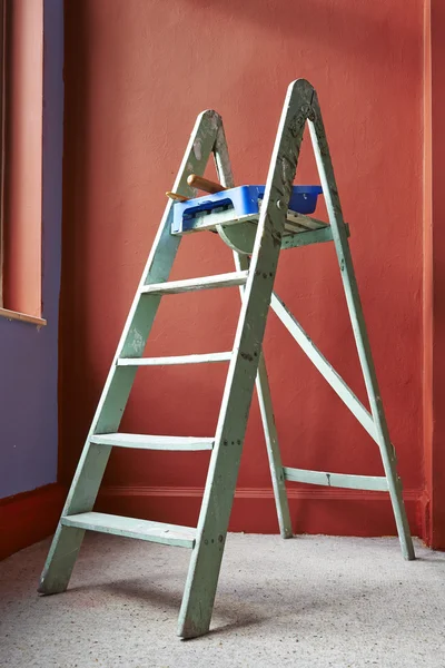 Ladder, paint can and paint roller — Stock Photo, Image