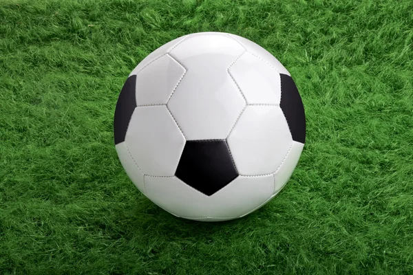 ग्रीन घास पर फुटबॉल गेंद — स्टॉक फ़ोटो, इमेज