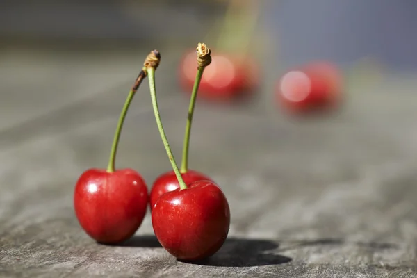 Fresh cherries on wooden table — Stock Photo, Image