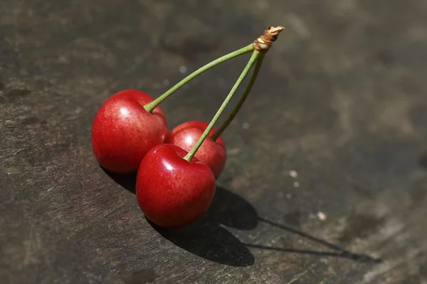 Fresh cherries on wooden table — Stock Photo, Image