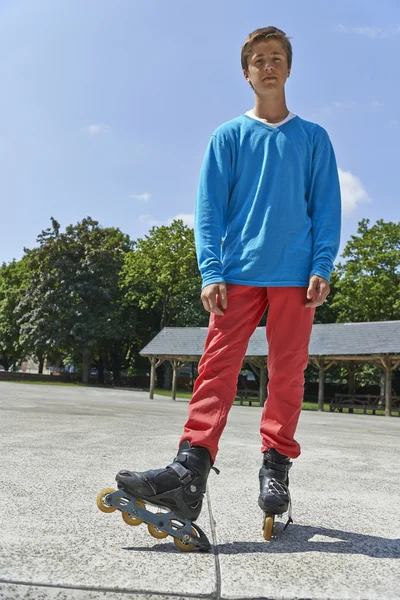 活跃的年轻人-少年溜旱冰 — 图库照片