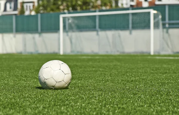 Pelota de fútbol en el campo verde — Foto de Stock