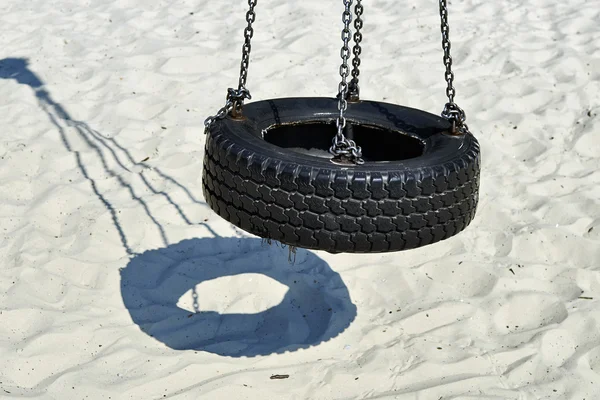 Reifenschaukel hängt im Park — Stockfoto