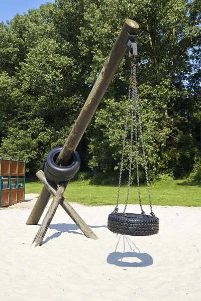 Reifenschaukel hängt im Park — Stockfoto