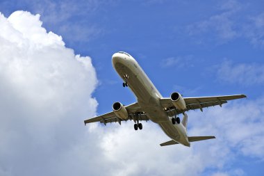 bir bulutlu gökyüzü Jet uçak