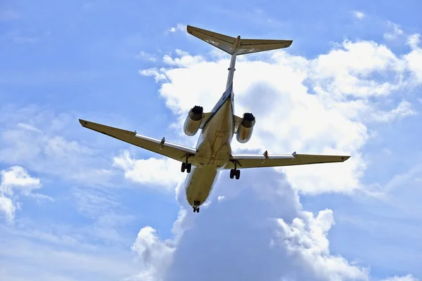 Aviões a jato num céu nublado — Fotografia de Stock
