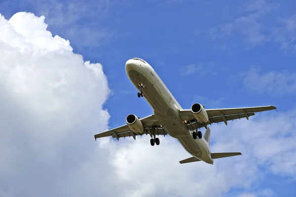 Samolotów odrzutowych w pochmurne niebo — Zdjęcie stockowe