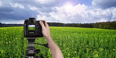 adam manzara dijital kamera ile fotoğraf çekmek.