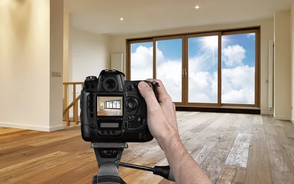 Hombre fotografiando sala de estar vacía con cámara digital Fotos de stock libres de derechos