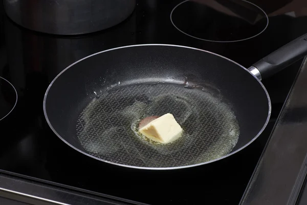 Panela de ferro com alguma manteiga — Fotografia de Stock