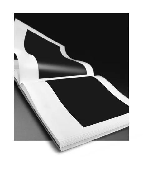 Apri la pagina del libro fotografico su sfondo grigio — Foto Stock