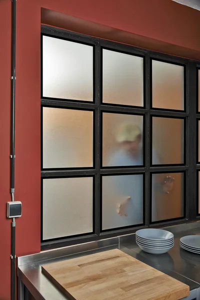 Ladrão tentando abrir a janela da cozinha de um antigo loft — Fotografia de Stock