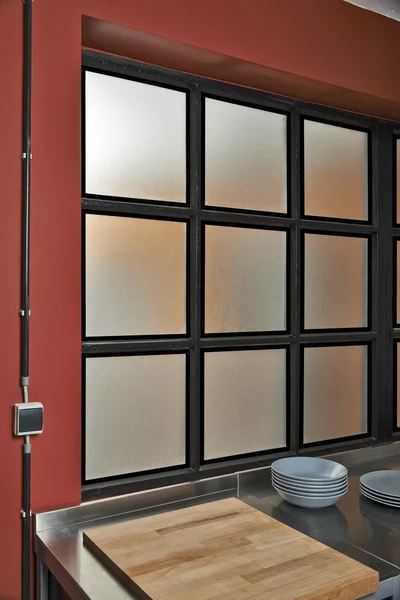 Belső, konyha ablakai egy régi padláson — Stock Fotó