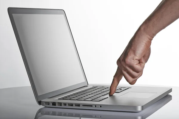Laptop mit Menschenhand — Stockfoto