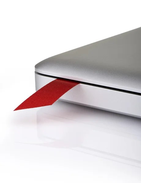 Közelről a piros szalagot egy laptop — Stock Fotó