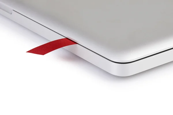 Kırmızı kurdele bir laptop yakın çekim — Stok fotoğraf