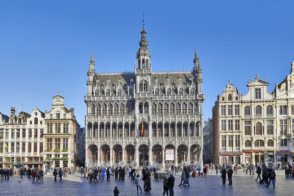 Turisté korunován na hlavním náměstí v Bruselu — Stock fotografie