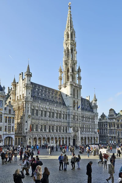 Turistas coronados en la plaza principal de Bruselas —  Fotos de Stock