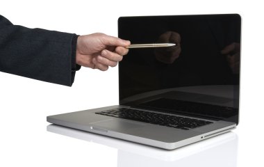 erkekler laptop ile. kalem ile işadamı işaretleme laptop