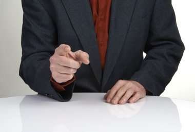 İşadamı seni işaret ediyor.