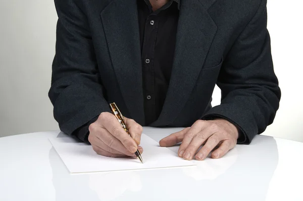 Крупним планом руки бізнесмена в костюмі підписують або пишуть — стокове фото