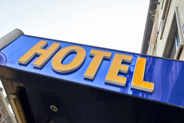 Světle modrá fasáda z klasického starého hotelu — Stock fotografie