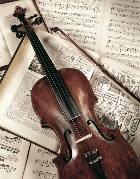 BRUXELLES, BELGIO-DICEMBRE 03: Violino su libro di musica, riprese in st — Foto Stock