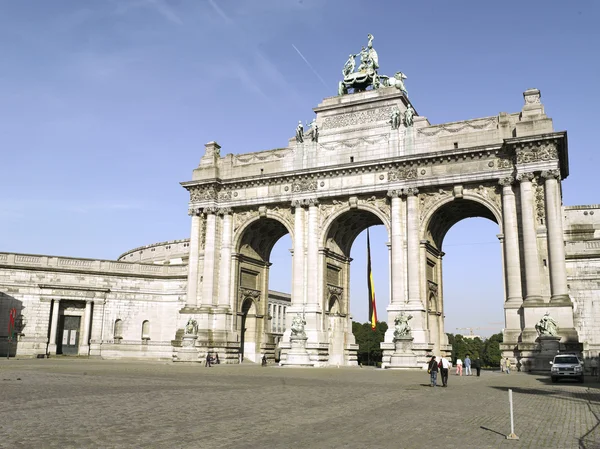 布鲁塞尔，比利时-六月 23： 五十周年纪念 p 凯旋门 — 图库照片
