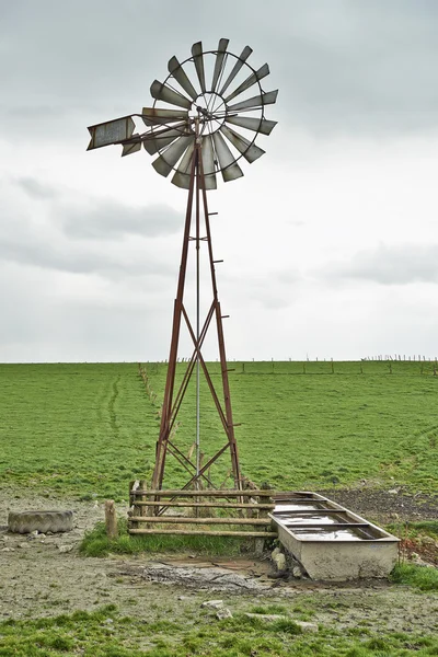 Molino de viento y cielo nublado — Foto de Stock