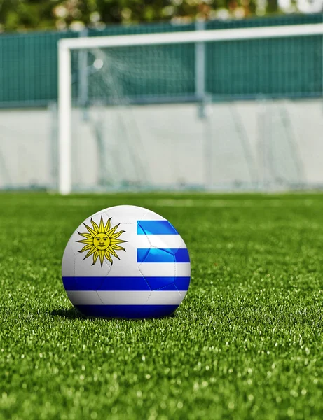 Bola de futebol com bandeira do Uruguai na grama no estádio — Fotografia de Stock