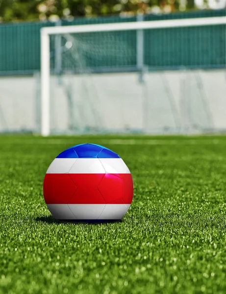 Pallone da calcio con bandiera Costa Rica sull'erba nello stadio — Foto Stock