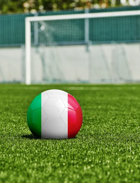 Balón de fútbol con bandera de Italia en el césped en el estadio — Foto de Stock
