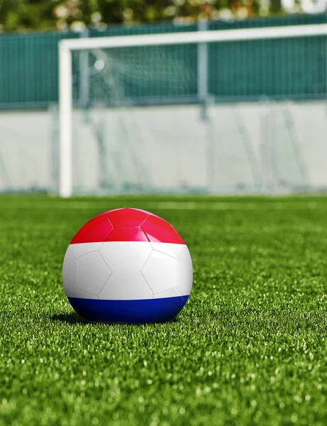 Fußball mit niederländischer Flagge auf dem Rasen im Stadion — Stockfoto