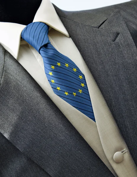 Robe de mariée avec drapeau Europe sur cravate — Photo