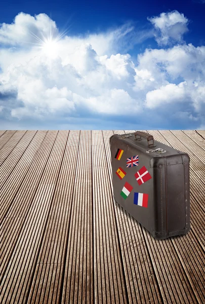 ヨーロッパからの striples フラグの古いスーツケース — ストック写真